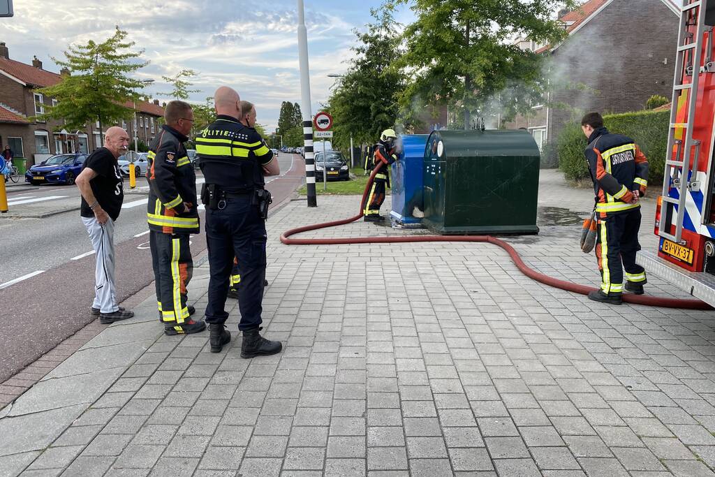 Veel rook bij brand in papiercontainer
