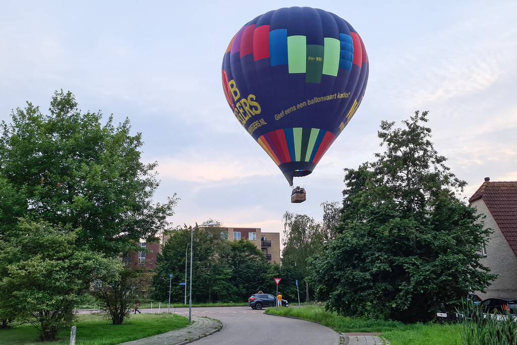 Landing luchtballon trekt veel bekijk