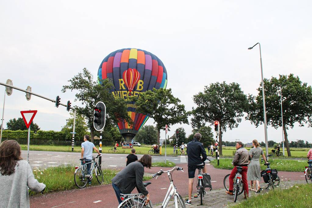 Landing luchtballon trekt veel bekijk