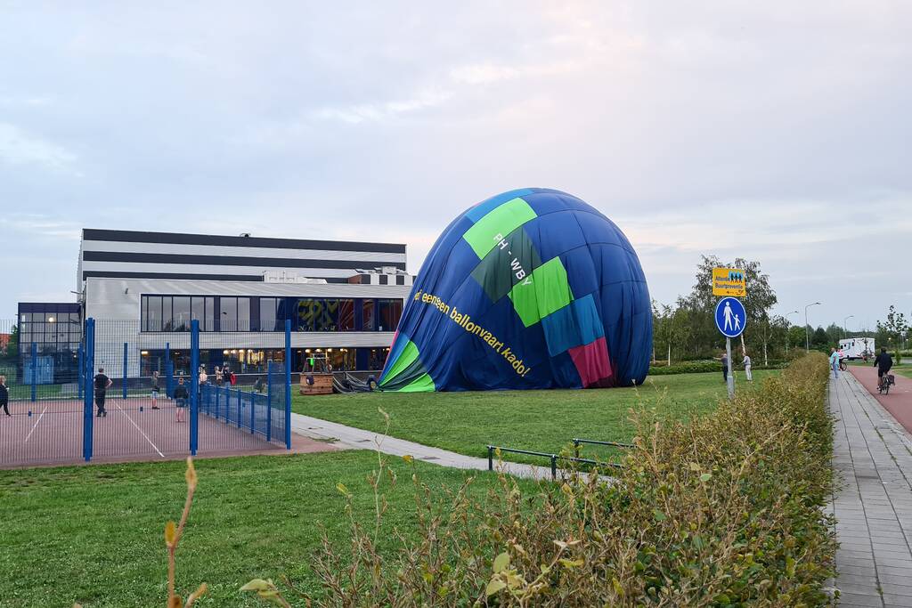 Landing luchtballon trekt veel bekijk