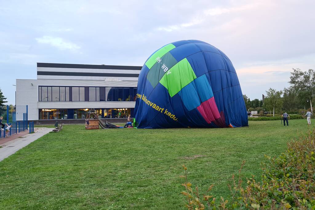 Landing luchtballon trekt veel bekijk