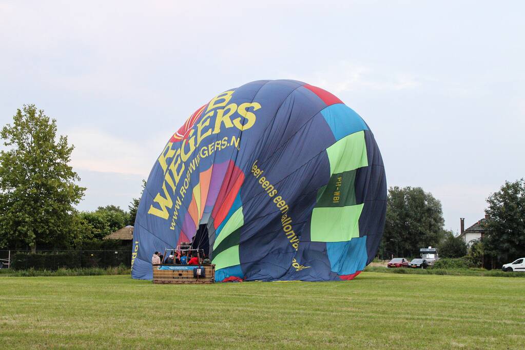 Landing luchtballon trekt veel bekijk