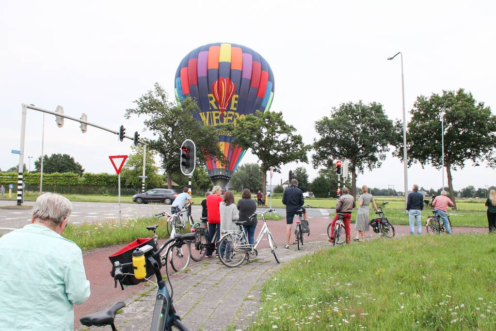 Landing luchtballon trekt veel bekijk