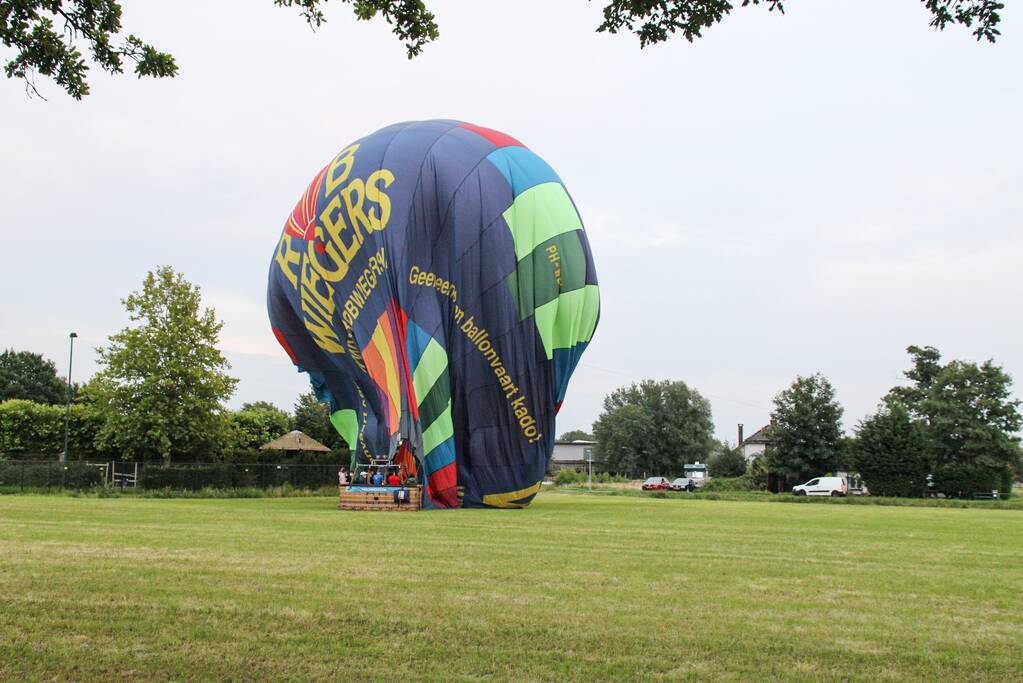 Landing luchtballon trekt veel bekijk
