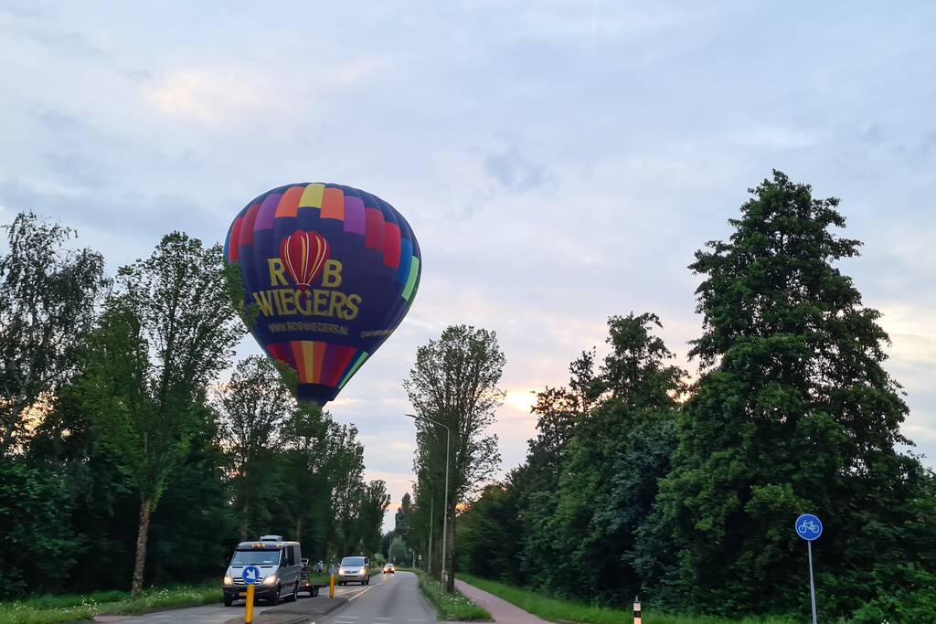 Landing luchtballon trekt veel bekijk