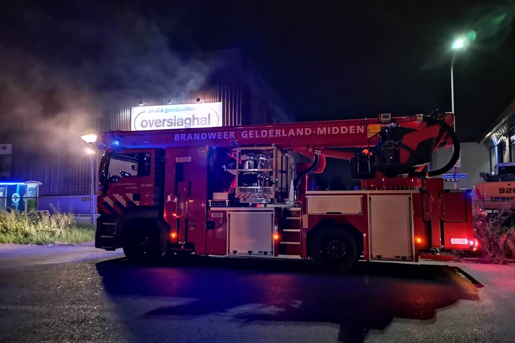 Forse brand in overslaghal afvalverwerker