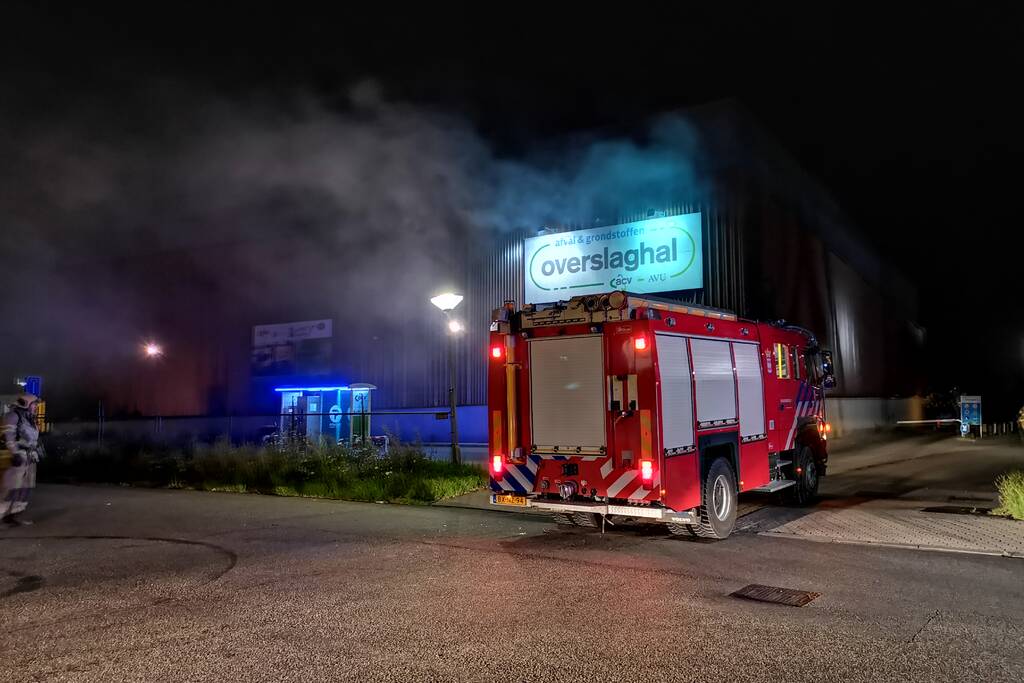 Forse brand in overslaghal afvalverwerker