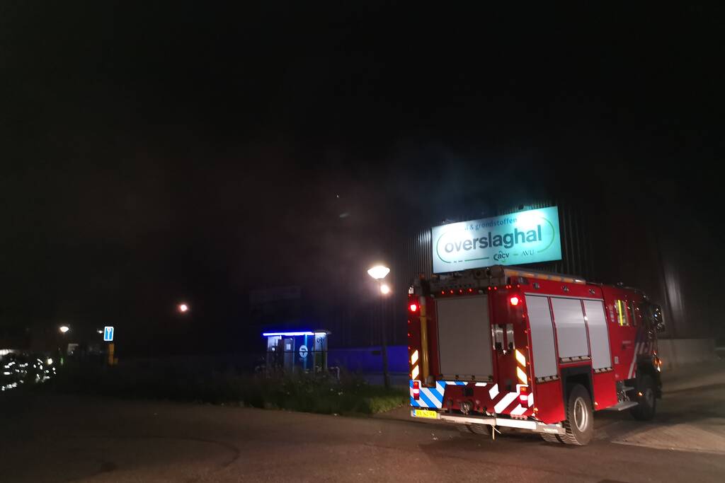 Forse brand in overslaghal afvalverwerker