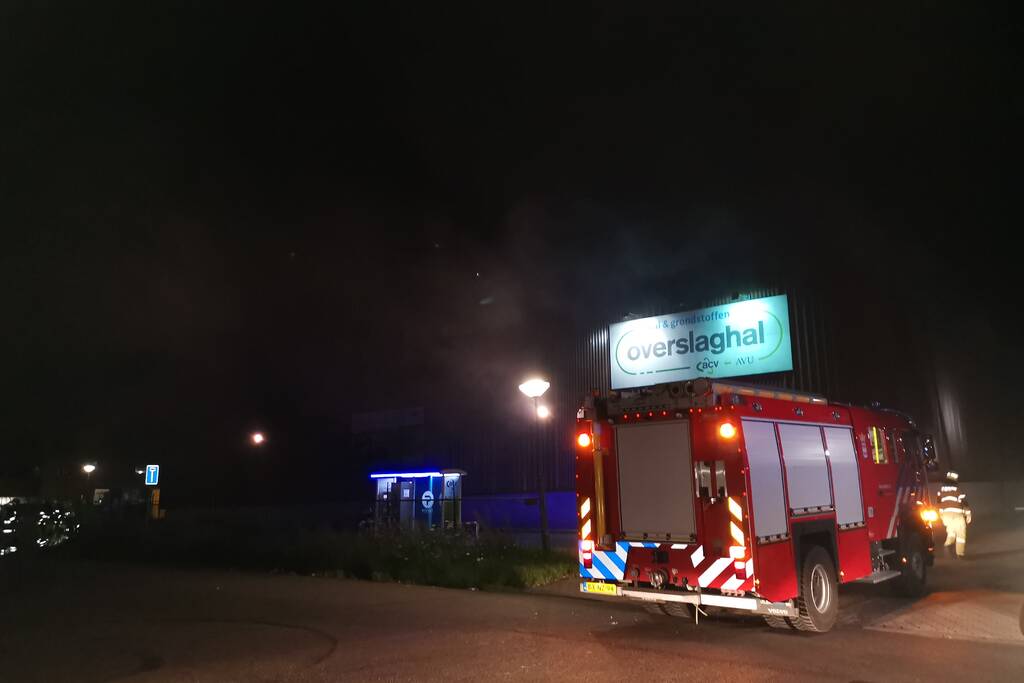 Forse brand in overslaghal afvalverwerker