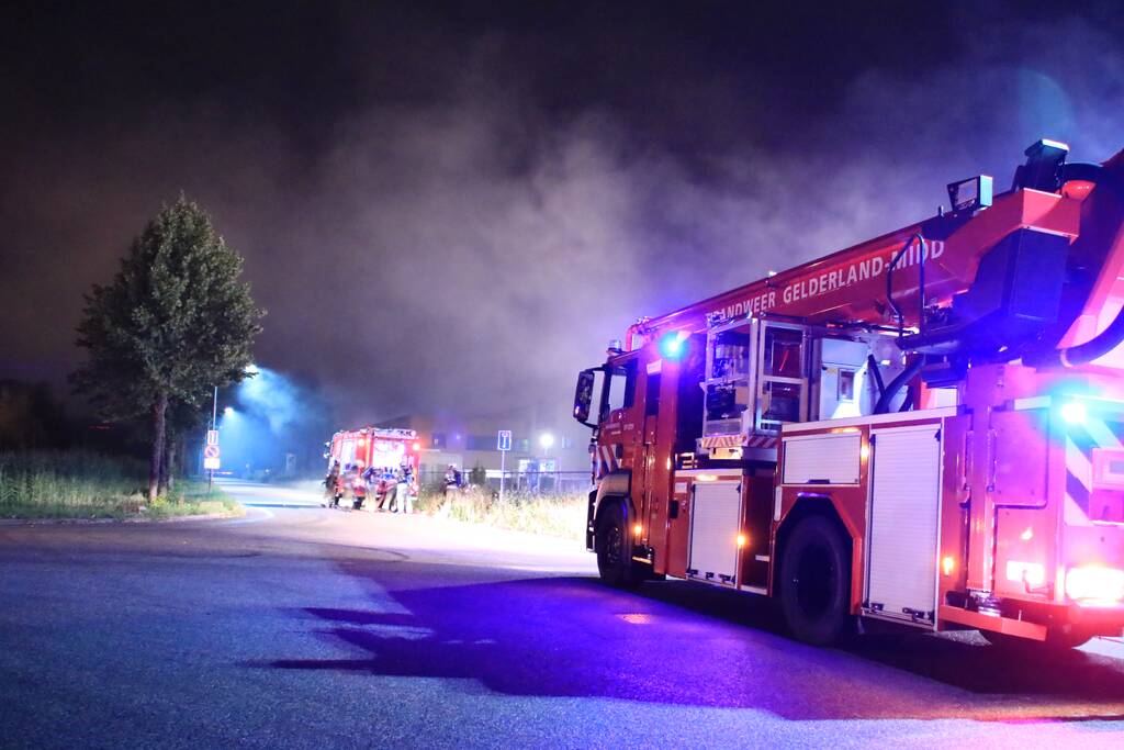 Forse brand in overslaghal afvalverwerker