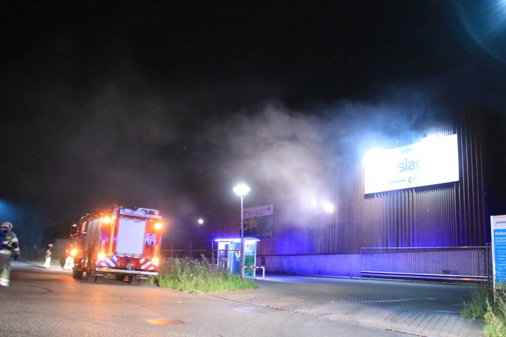 Forse brand in overslaghal afvalverwerker