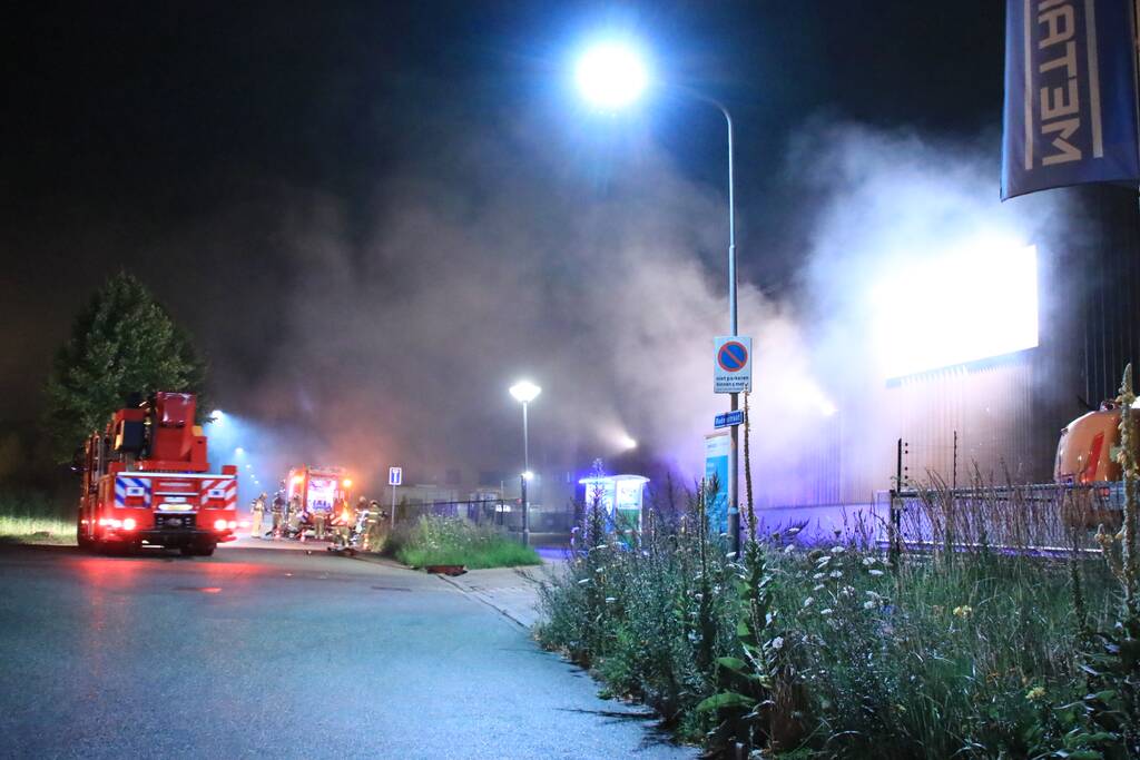 Forse brand in overslaghal afvalverwerker