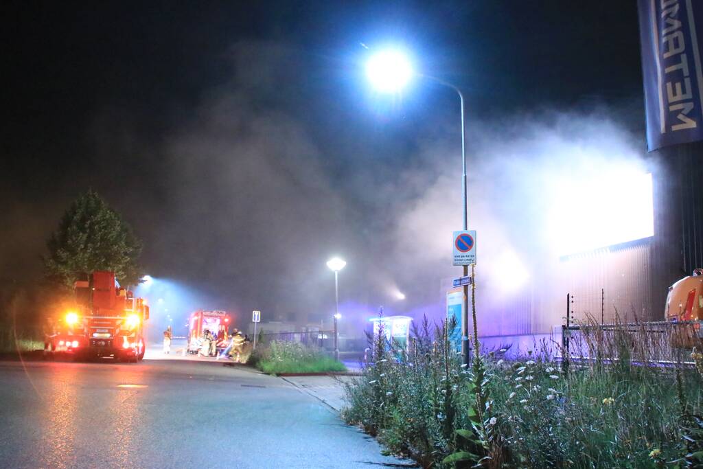 Forse brand in overslaghal afvalverwerker