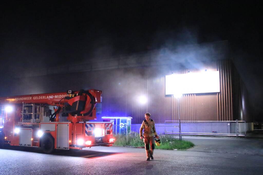 Forse brand in overslaghal afvalverwerker