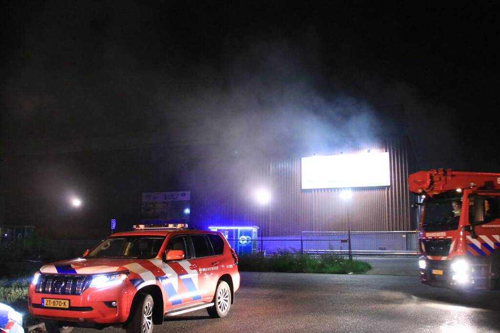 Forse brand in overslaghal afvalverwerker