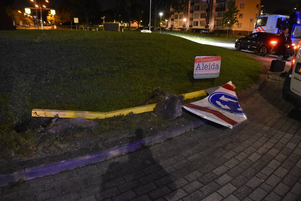 Bestuurder onder invloed morfine crasht op rotonde