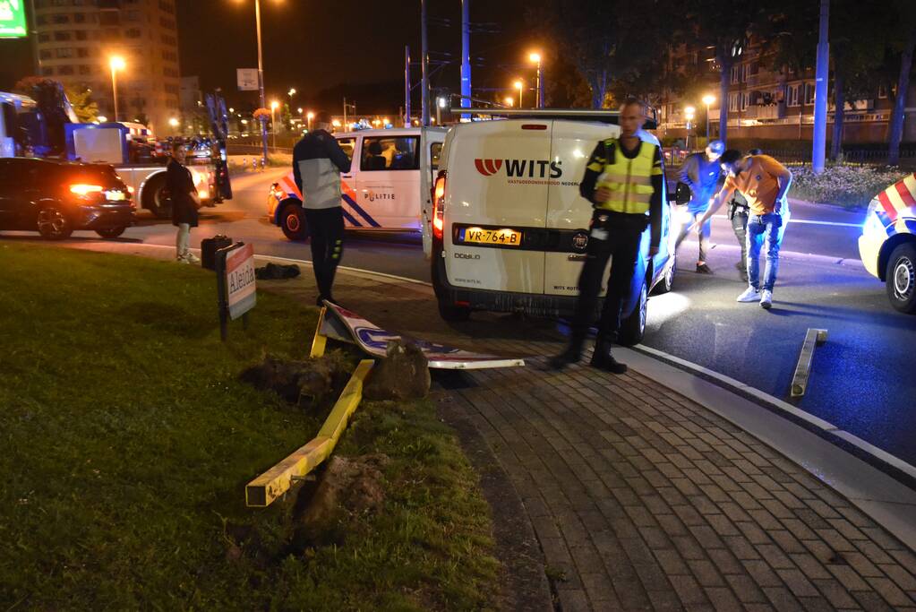 Bestuurder onder invloed morfine crasht op rotonde