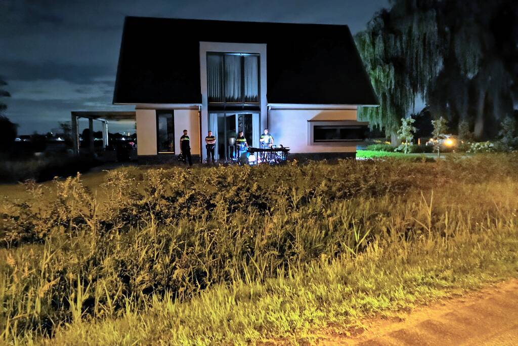 Man gewond na val uit raam