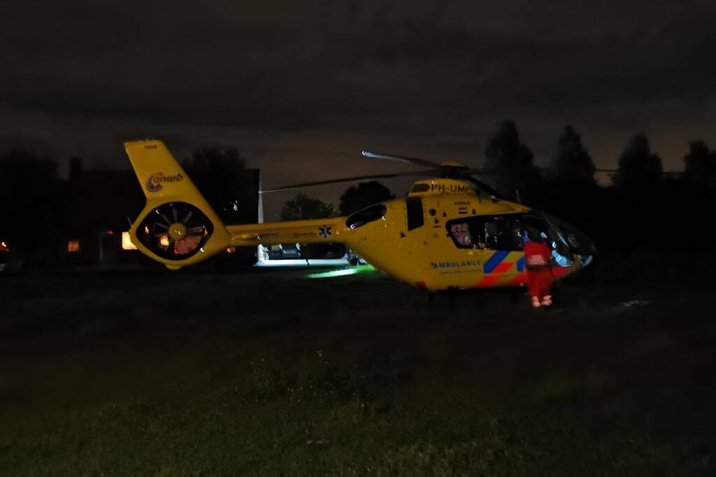 Man gewond na val uit raam