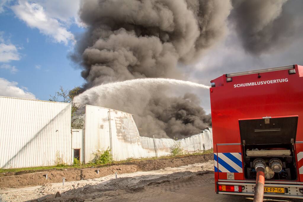 Schade bij grote brand in bedrijfspand