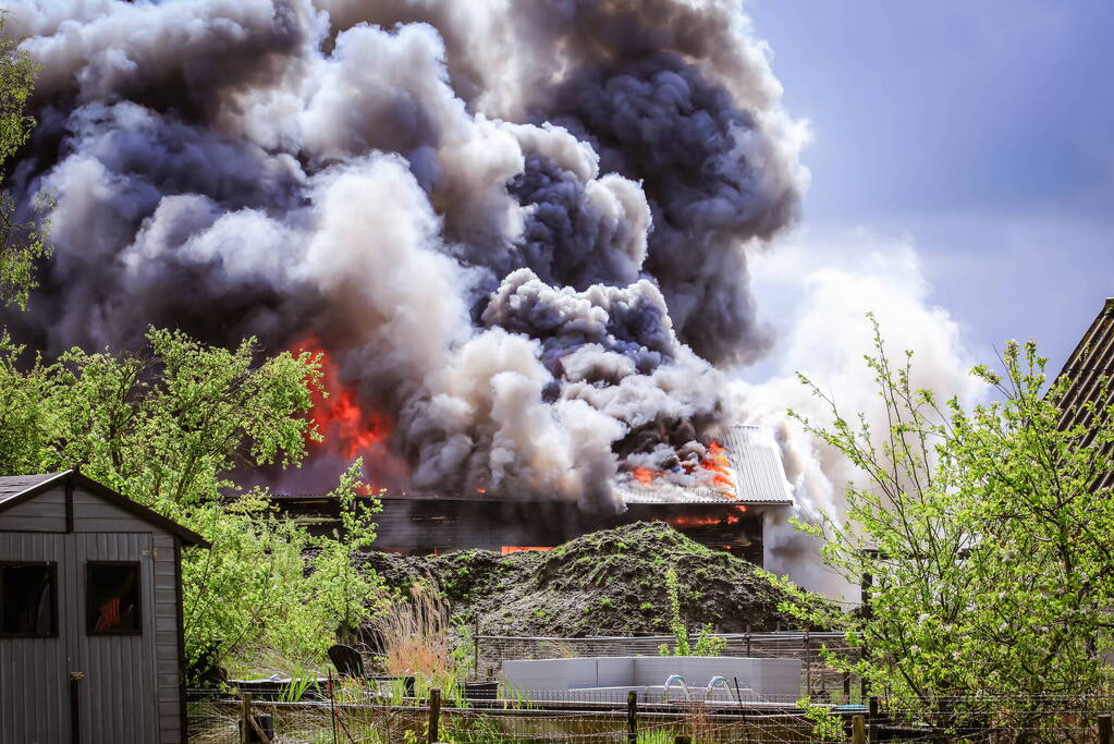 Zeer grote brand in bedijfsverzamelgebouw