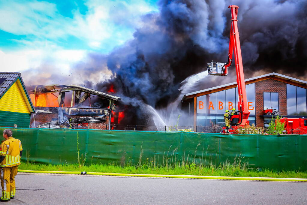 Zeer grote brand in bedijfsverzamelgebouw
