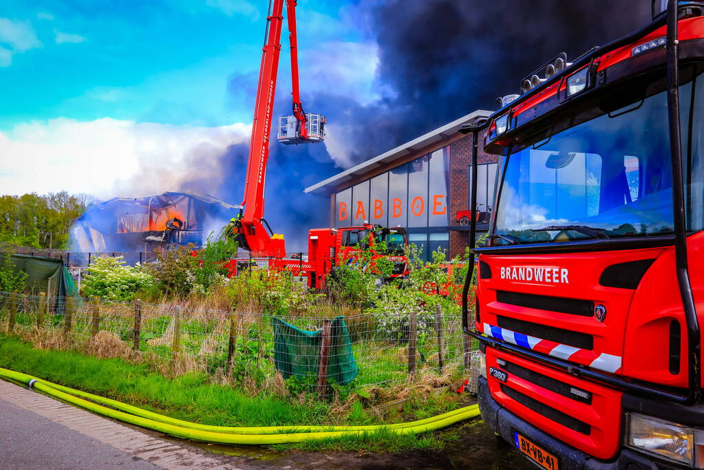 Zeer grote brand in bedijfsverzamelgebouw