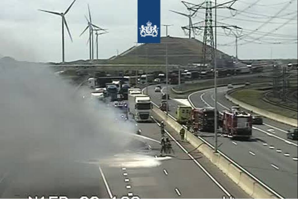 Kraan in brand gevlogen bij Distripark, weg afgesloten