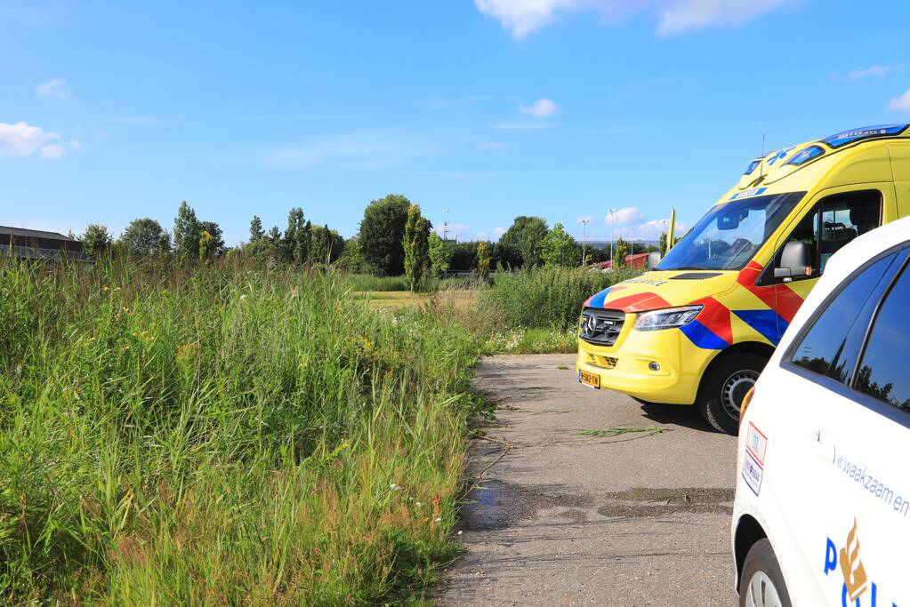 Man op leeftijd valt het water in