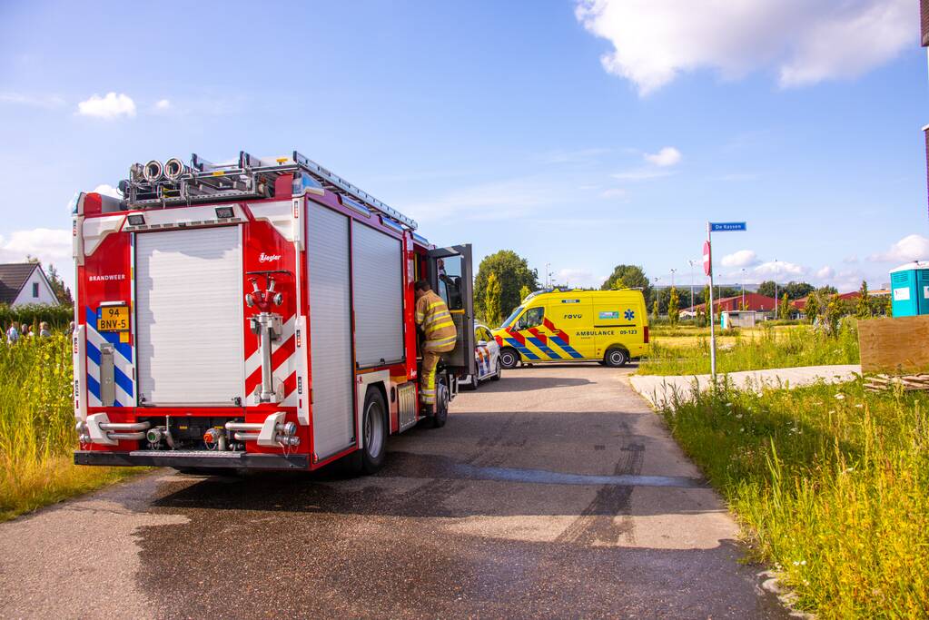 Man op leeftijd valt het water in