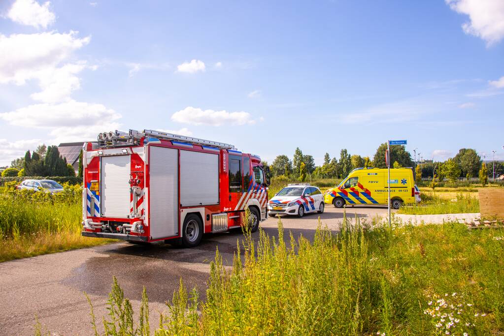 Man op leeftijd valt het water in