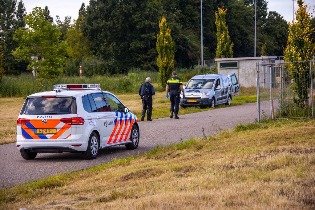 Man op leeftijd valt het water in