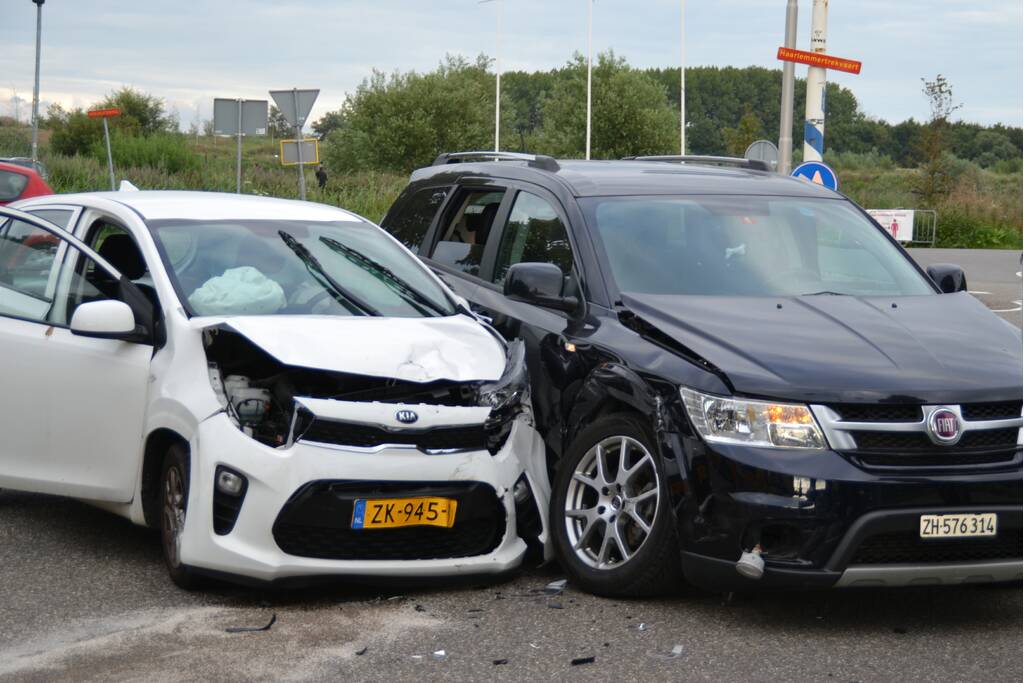 Gewonde na aanrijding tussen twee auto's
