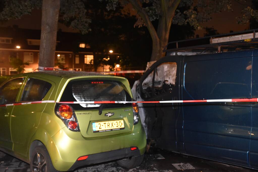 Bestelbus flink beschadigd door brand