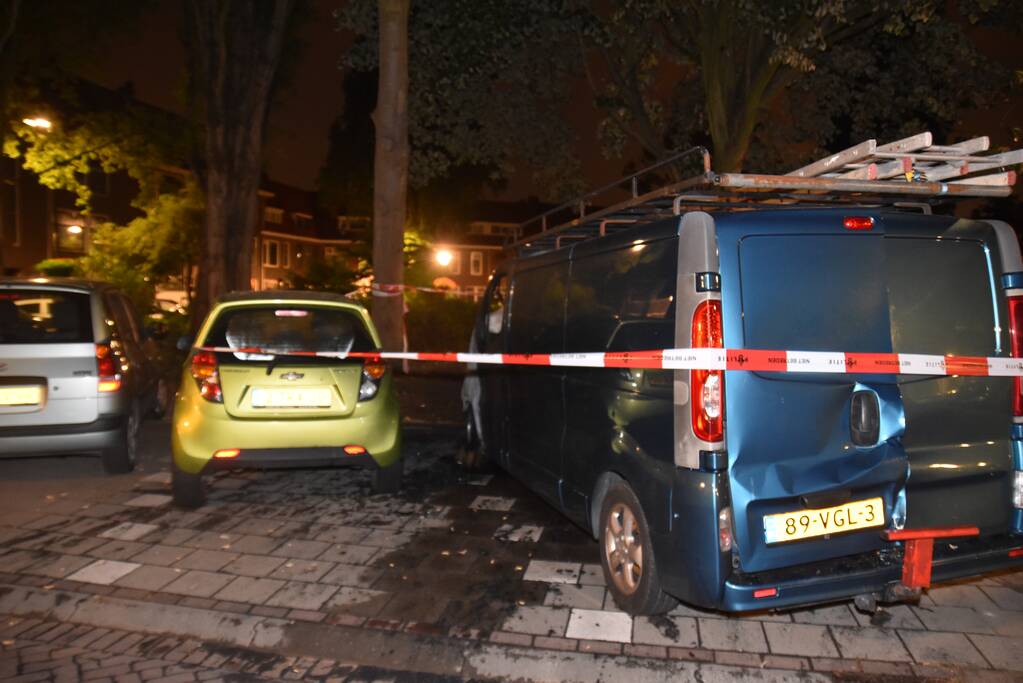 Bestelbus flink beschadigd door brand