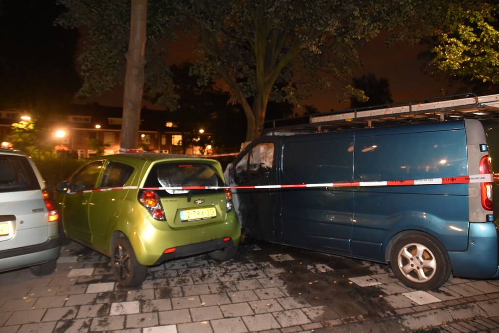 Bestelbus flink beschadigd door brand