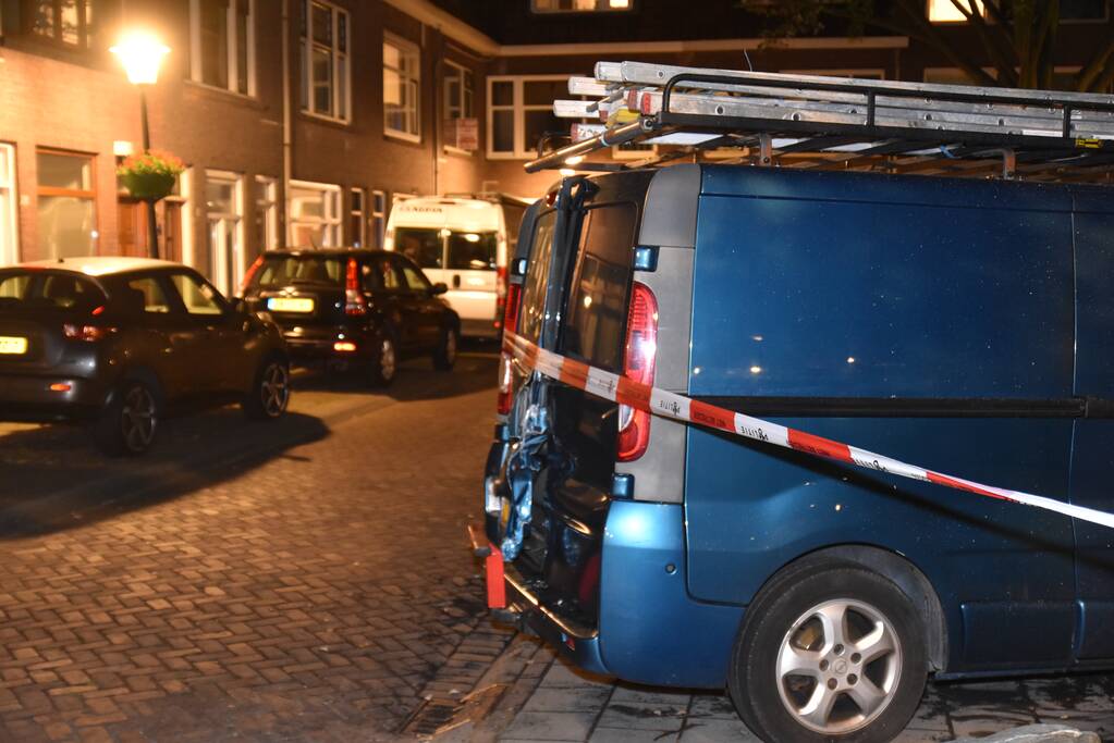 Bestelbus flink beschadigd door brand