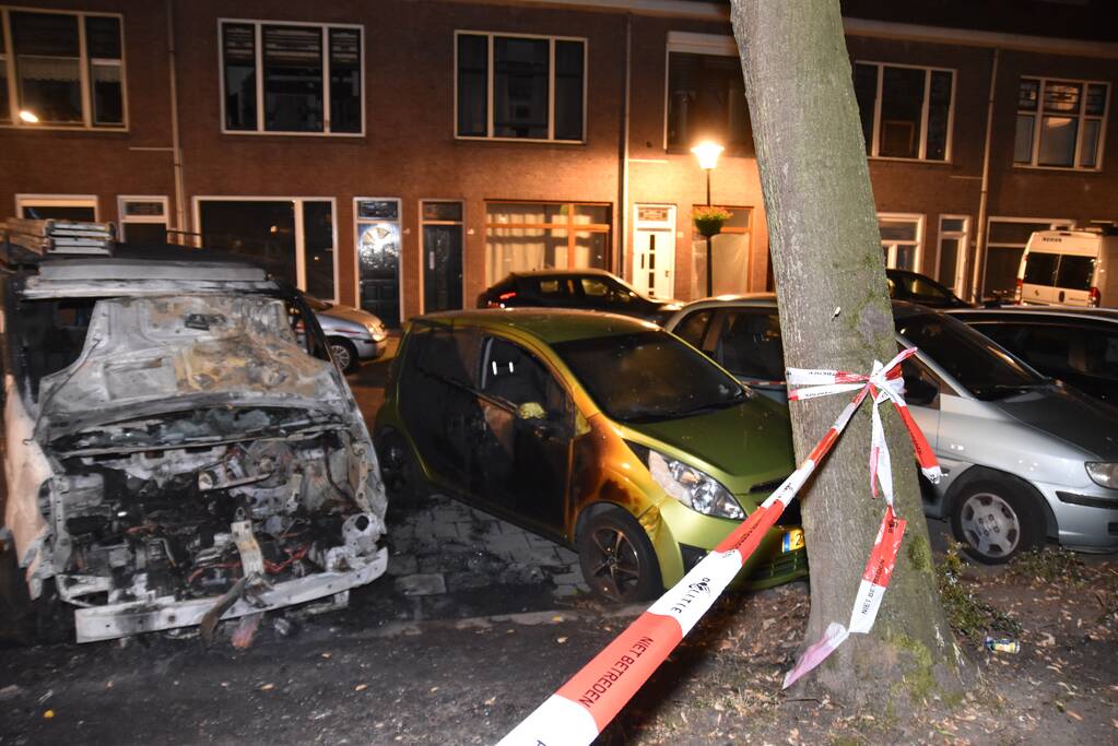 Bestelbus flink beschadigd door brand