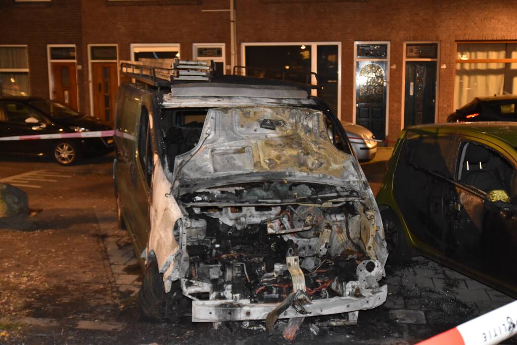 Bestelbus flink beschadigd door brand