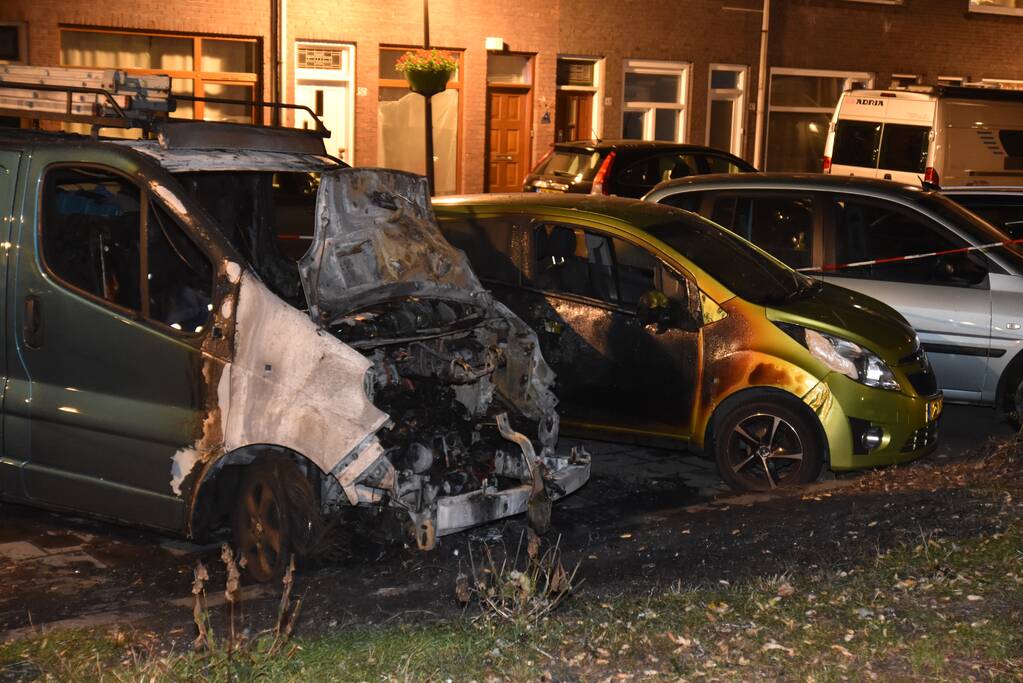 Bestelbus flink beschadigd door brand