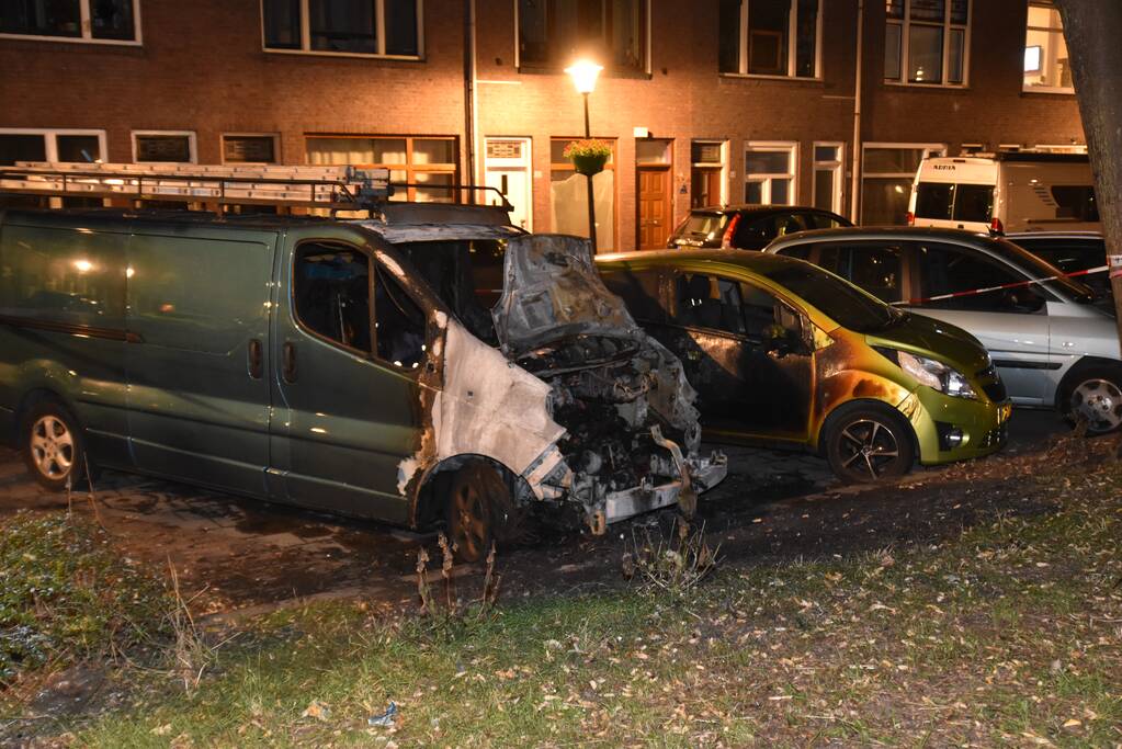 Bestelbus flink beschadigd door brand