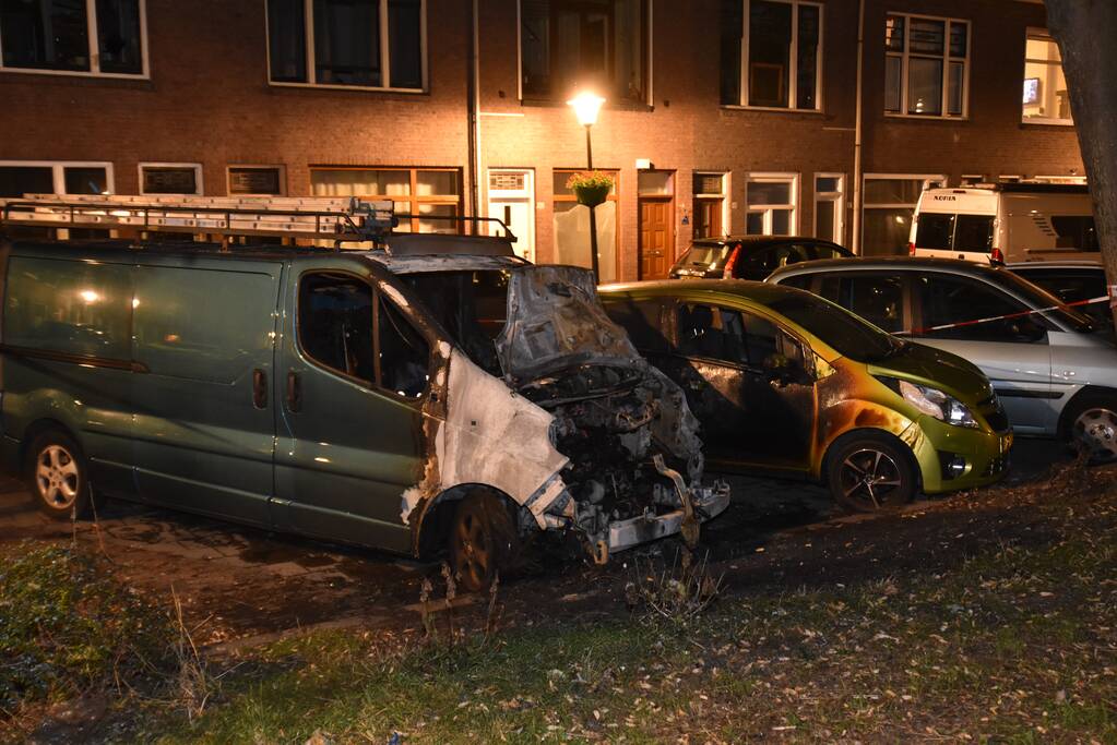 Bestelbus flink beschadigd door brand