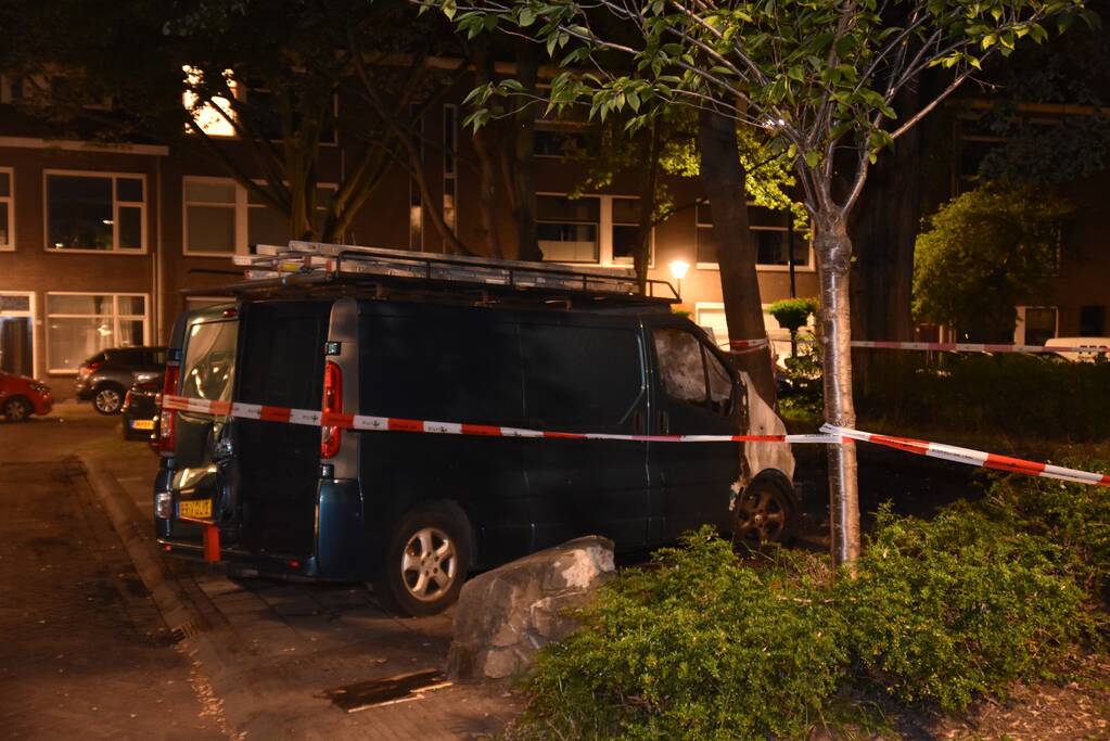 Bestelbus flink beschadigd door brand