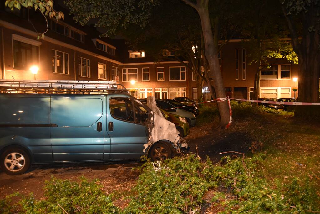 Bestelbus flink beschadigd door brand