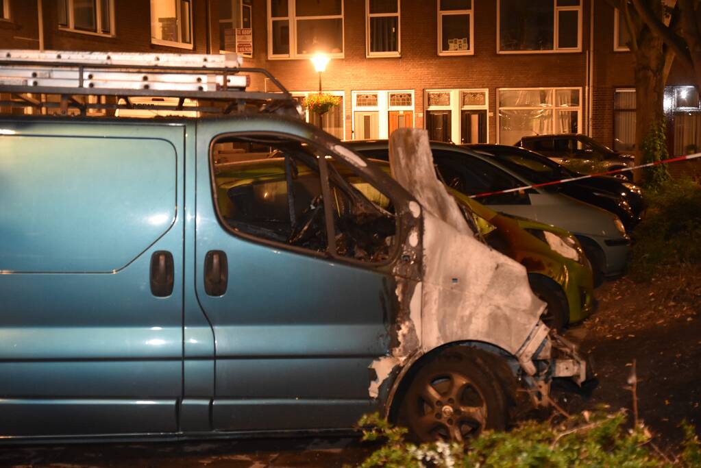 Bestelbus flink beschadigd door brand