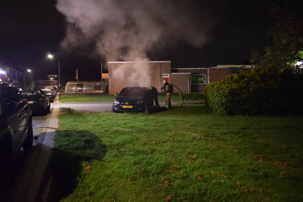 Auto en kliko in brand gestoken