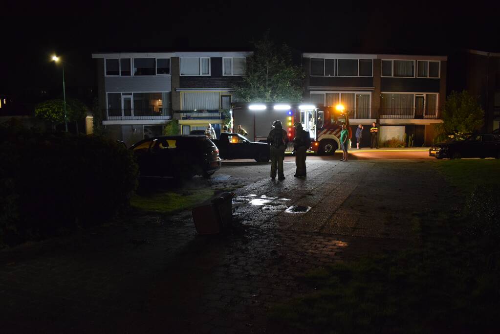 Auto en kliko in brand gestoken