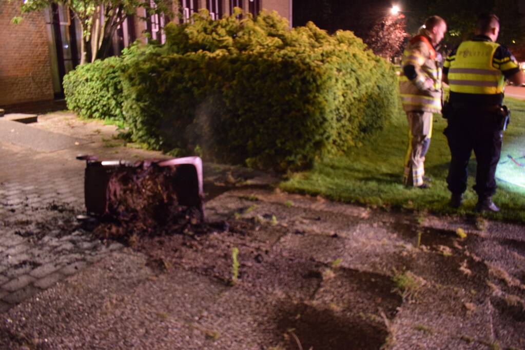 Auto en kliko in brand gestoken