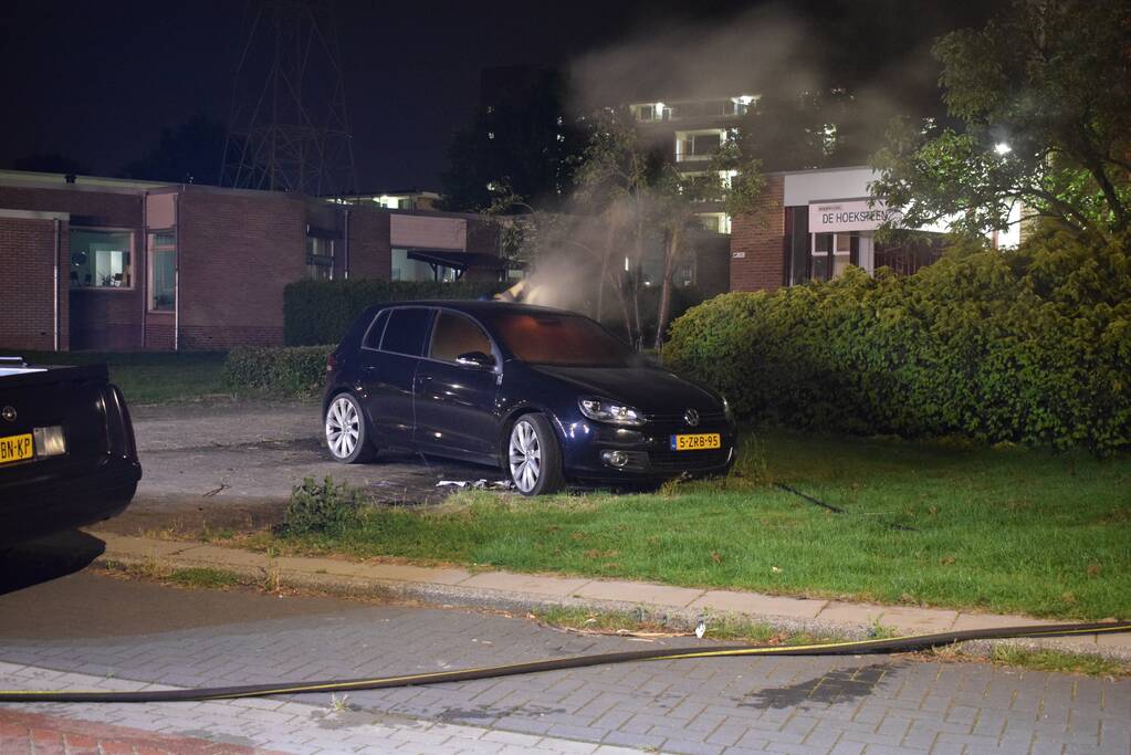 Auto en kliko in brand gestoken