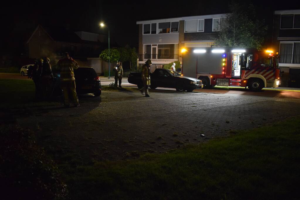 Auto en kliko in brand gestoken
